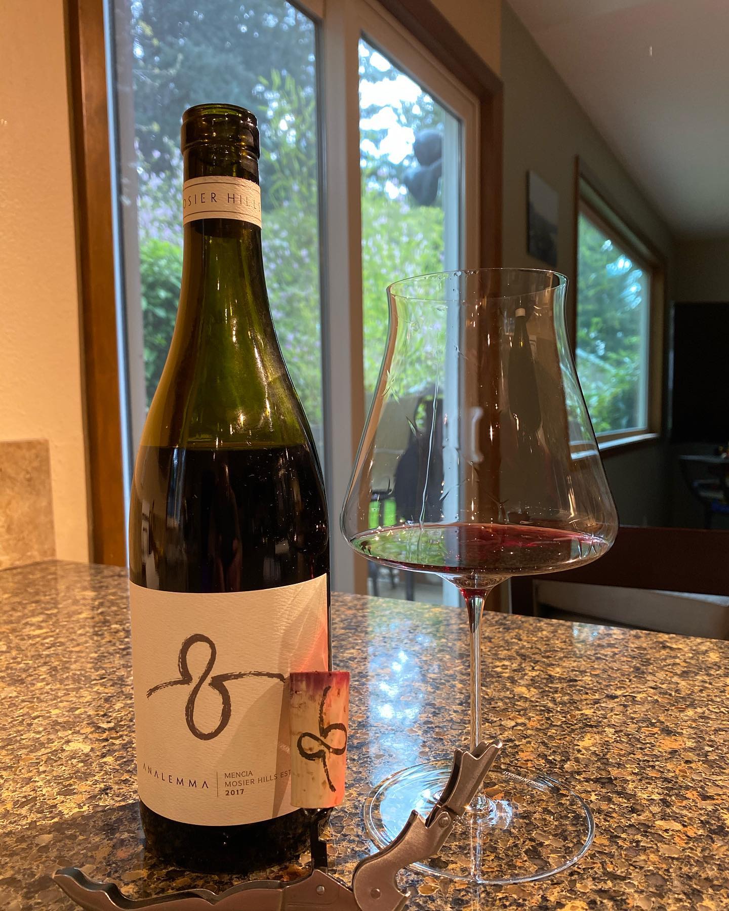 Tonight for the Wine Meetup we are exploring an Oregon Mencia from @analemmawines at 6:…